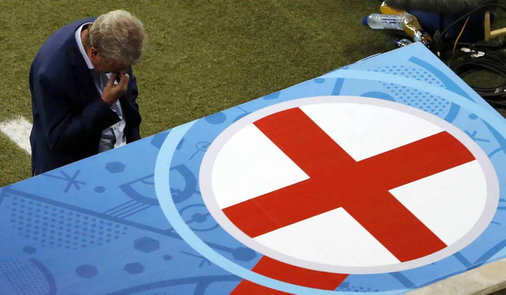 Roy Hodgson buồn bã vì đội tuyển phải dừng chân ở vòng 1/8